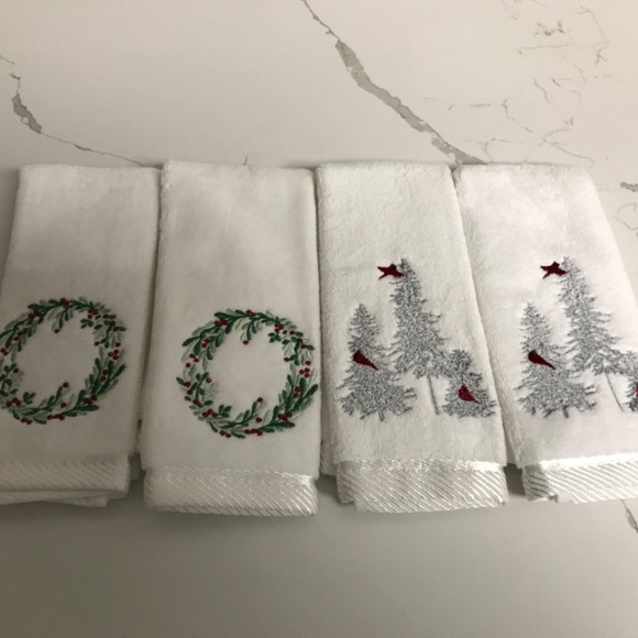 Set of 4 Winter Festive Hand Towels 2 pair Wreaths and Cardinals 18 x 11” NWOT - Picture 2 of 7